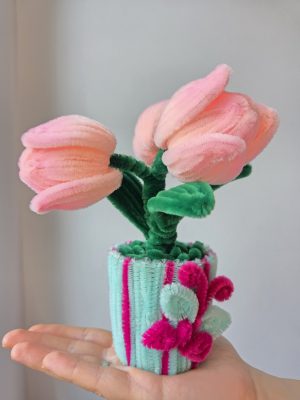 Roze Lale u Saksiji sa Leptirićem